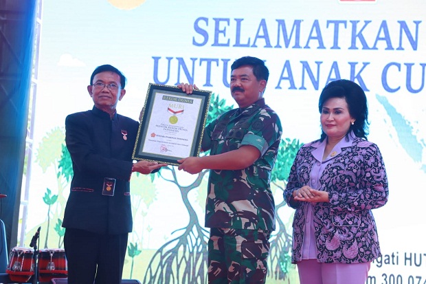 Selamatkan Pesisir, Panglima TNI Instruksikan Jajarannya Tanam Mangrove