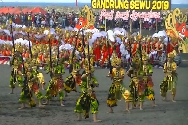 Sendratari Massal Gandrung Sewu Digelar di Pesisir Selat Bali
