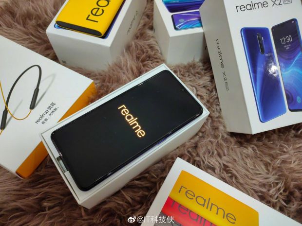 Foto realme X2 Pro Muncul di Jagad Maya Perlihatkan Charger 50W