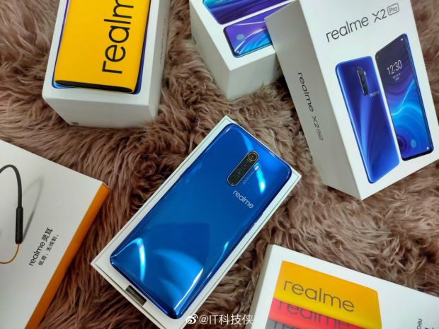 Foto realme X2 Pro Muncul di Jagad Maya Perlihatkan Charger 50W