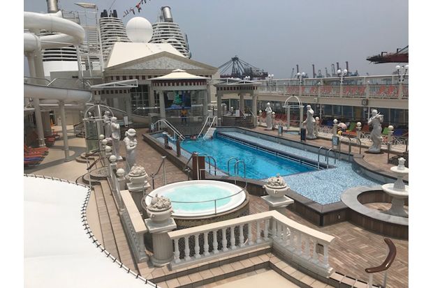 Kapal Pesiar Explore Dream Berlabuh di Pelabuhan Tanjung Priok