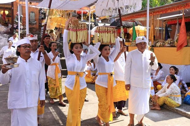 Bupati Suwirta Kukuhkan Awig-awig Desa Adat Sulang