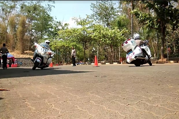 Aksi Polwan Cantik Bawa Motor Gede