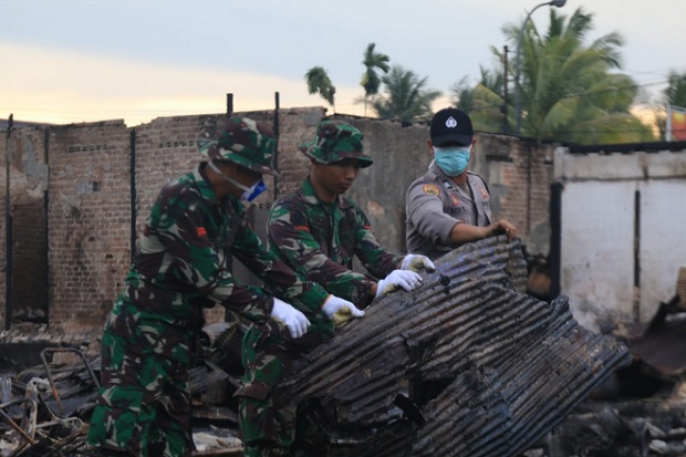 Pangdam Mulawarman Pimpin Personel TNI/Polri Bersihkan Puing Sisa Kerusuhan di Penajam