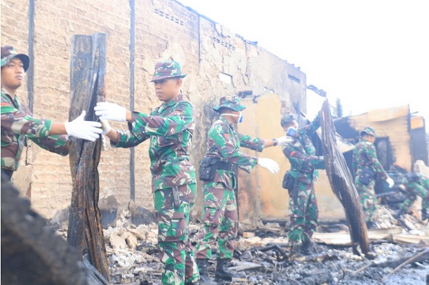 Pangdam Mulawarman Pimpin Personel TNI/Polri Bersihkan Puing Sisa Kerusuhan di Penajam