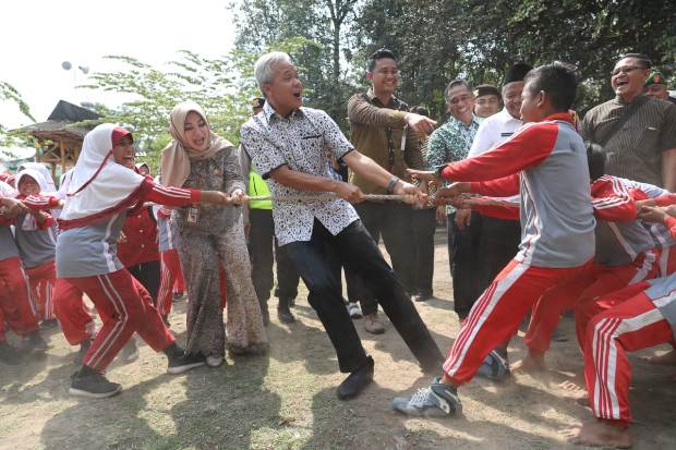 Serunya Lomba Tarik Tambang Ganjar dan Bocah-Bocah Klaten