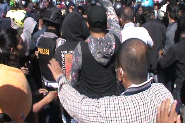 Demo di Depan Markas Polda Sultra Rusuh, Polisi Dikeroyok Mahasiswa