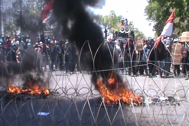 Demo di Depan Markas Polda Sultra Rusuh, Polisi Dikeroyok Mahasiswa