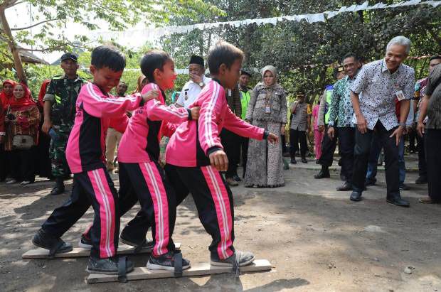 Serunya Lomba Tarik Tambang Ganjar dan Bocah-Bocah Klaten