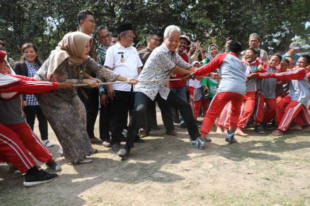 Serunya Lomba Tarik Tambang Ganjar dan Bocah-Bocah Klaten