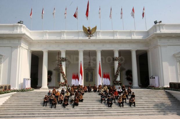 Makna di Balik 'Lesehan' Jokowi Saat Umumkan Kabinet Indonesia Maju