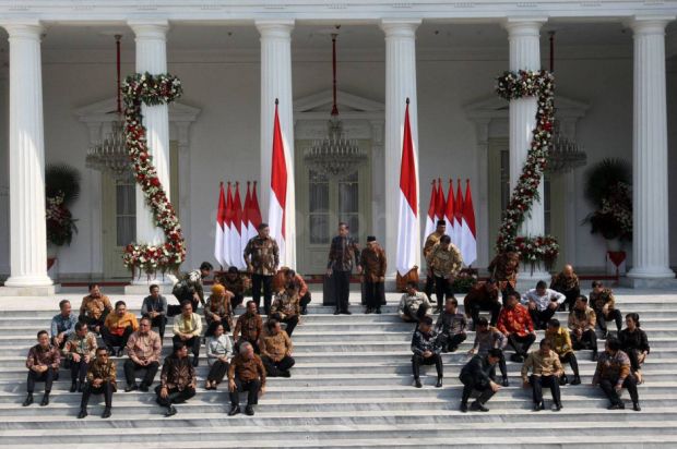 Makna di Balik 'Lesehan' Jokowi Saat Umumkan Kabinet Indonesia Maju