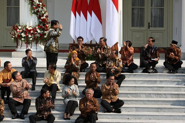 Makna di Balik 'Lesehan' Jokowi Saat Umumkan Kabinet Indonesia Maju