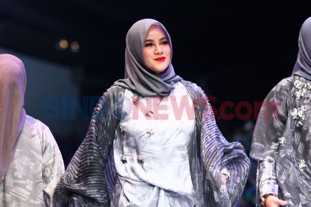 Buttonscarves x Jenna & Kaia Hadirkan Les Amities di JFW 2020