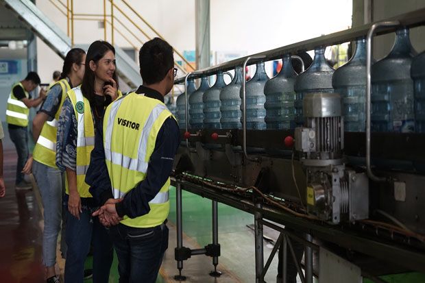 Mengintip Dapur Pabrik Produksi Air Mineral Aqua di Ciherang