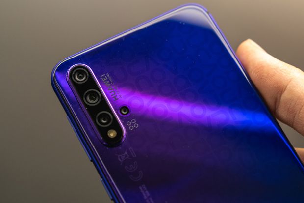 Antara Handphone Huawei nova 5T, Oppo Reno atau Samsung A70