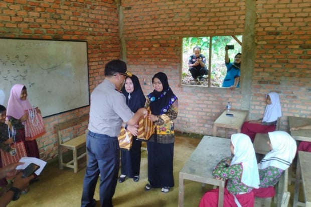 Beri Kejutan, Kapolda Riau Mendadak Mengajar Matematika di SD Harapan