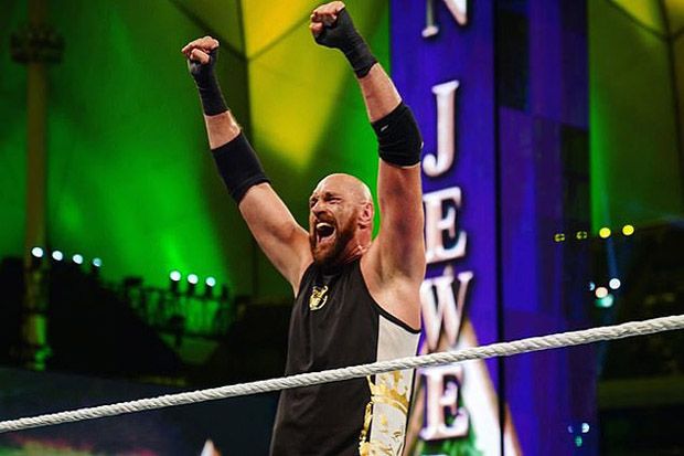 Bogem Maut Tyson Fury Bikin Braun Strowman Terkapar di Luar Ring