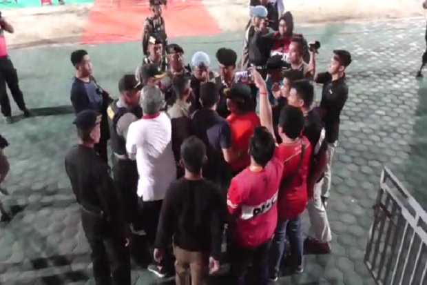 Aksi Gubernur Sugianto Sabran Protes Wasit dengan Melempar Botol Air Mineral Ke Lapangan Viral