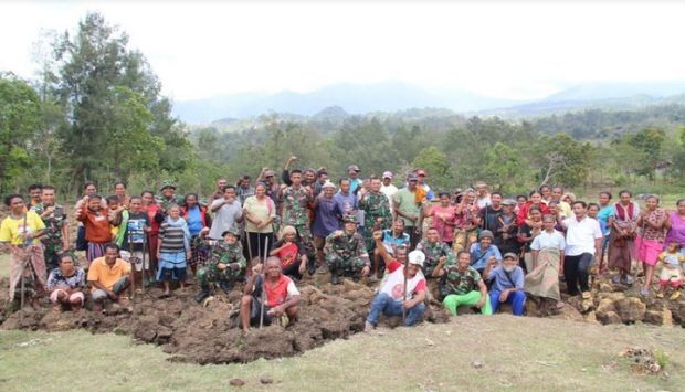 Satgas Pamtas RI-RDTL Olah Lahan Tidur Jadi Kebun Desa
