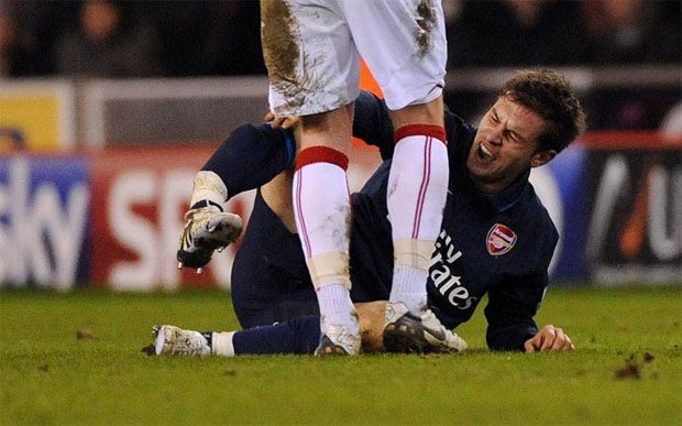 5 Tekel Horor yang Nyaris Menghancurkan Karier Pesepak Bola