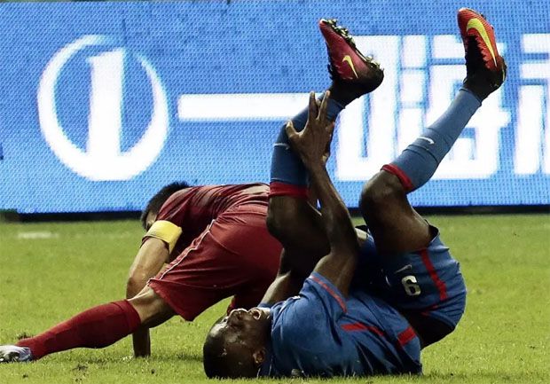 5 Tekel Horor yang Nyaris Menghancurkan Karier Pesepak Bola
