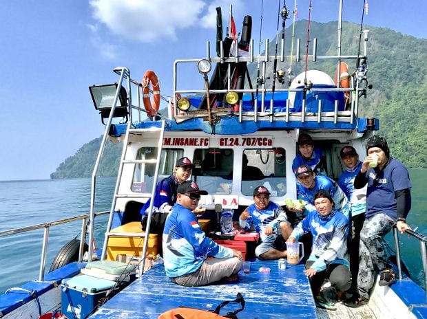 Menikmati Sensasi Memancing di Laut