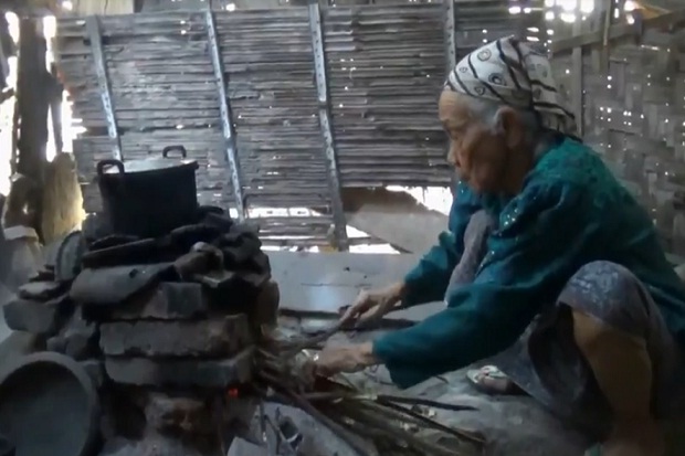 Tak Pernah Dapat Bantuan, Nenek di Pasuruan Ini Hidup Sebatang Kara di Gubuk Reot
