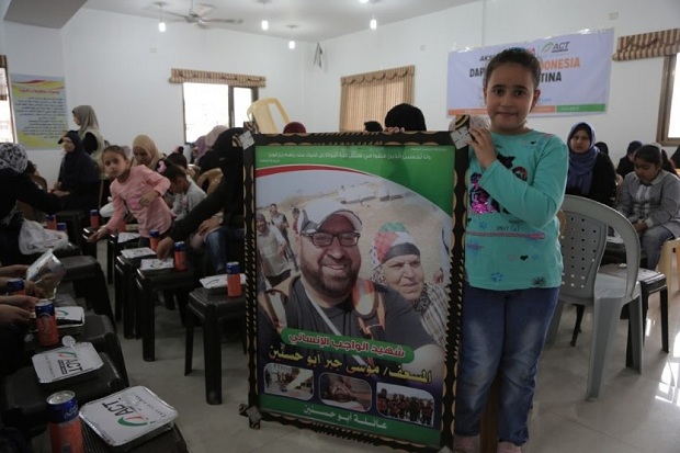 Dapur Umum Indonesia Bagikan Makanan untuk Anak-anak Palestina