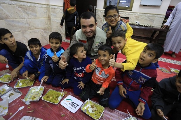 Dapur Umum Indonesia Bagikan Makanan untuk Anak-anak Palestina
