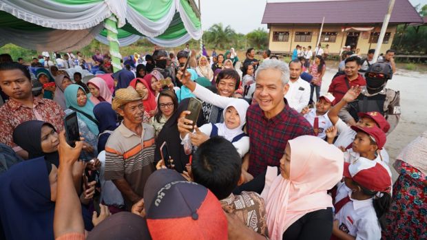 Ganjar Obati Kangen Warga Transmigran Asal Jateng di Kalimantan