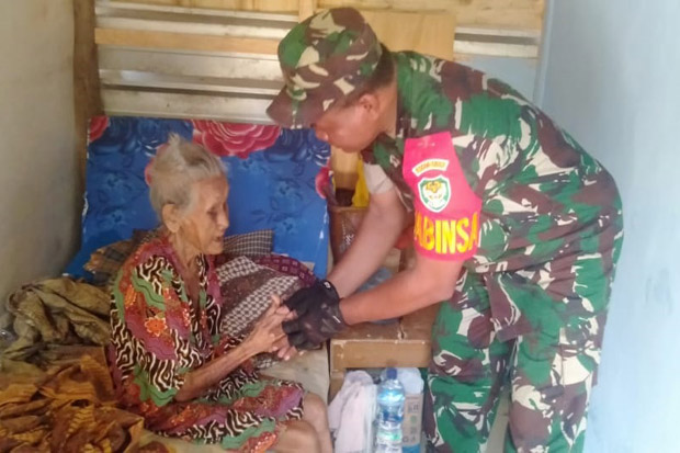 Nenek Sebatang Kara Tinggal di Bekas Kandang Ayam, TNI Bangunkan Hunian