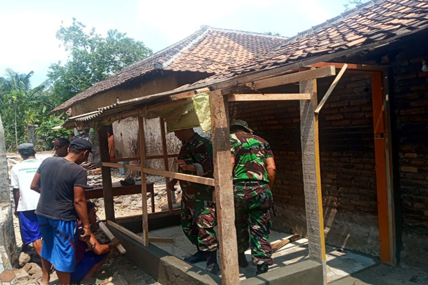 Nenek Sebatang Kara Tinggal di Bekas Kandang Ayam, TNI Bangunkan Hunian