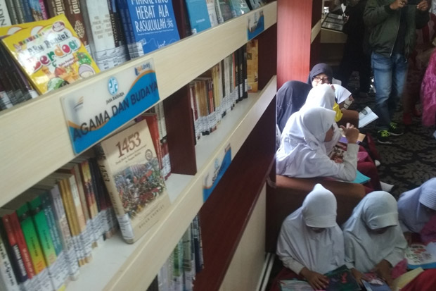Berobat Gratis, Ratusan Warga Bogor Serbu Kereta Rail Clinic dan Library