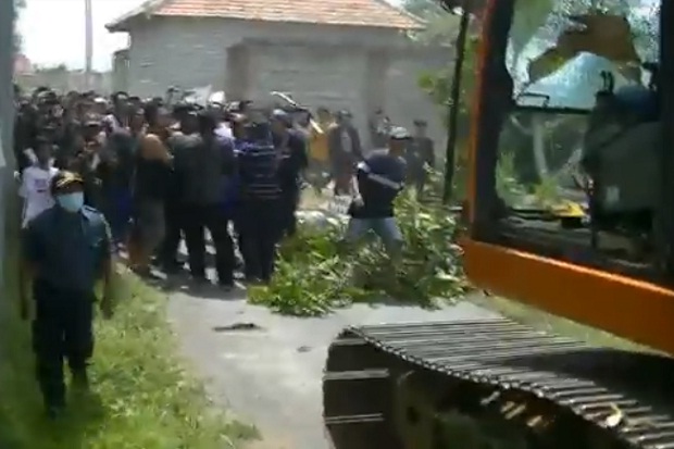 Warga Rusak Ekskavator, Eksekusi 47 Rumah di Banyuwangi Ricuh