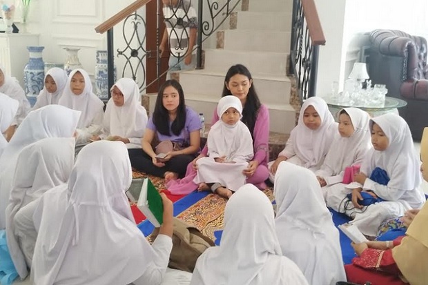 Berharap Berprestasi di Miss World, Princess Megonondo Gelar Pengajian