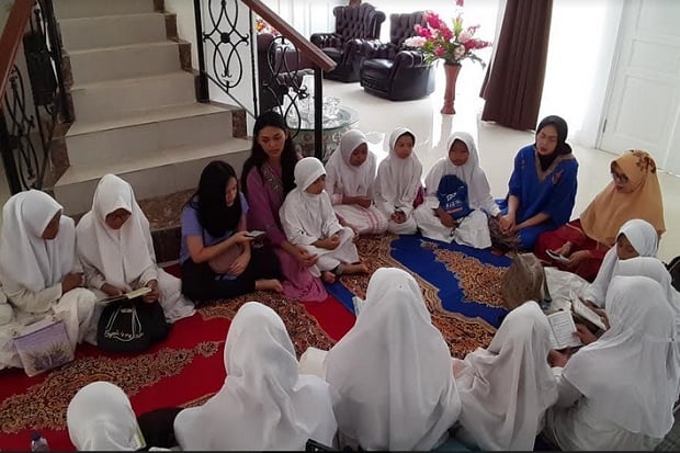 Berharap Berprestasi di Miss World, Princess Megonondo Gelar Pengajian