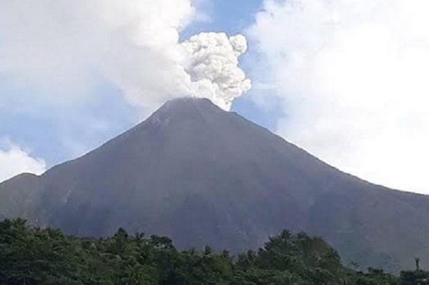 Warga dan Wisatawan Dilarang Mendekati Lereng Gunung Karangetang