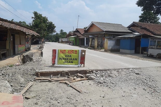Proyek Jalan di Kecamatan Rumpin Terbengkalai Ditinggal Pekerjanya