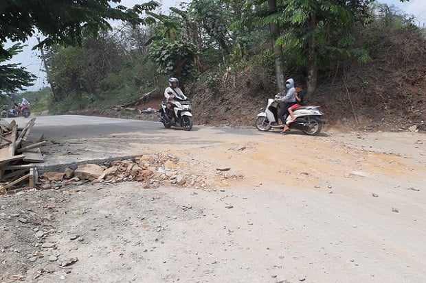Proyek Jalan di Kecamatan Rumpin Terbengkalai Ditinggal Pekerjanya