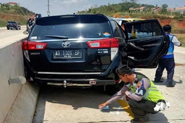 Sopir Ngantuk, Mobil Seruduk Truk Tronton di Tol Batang 3 Tewas