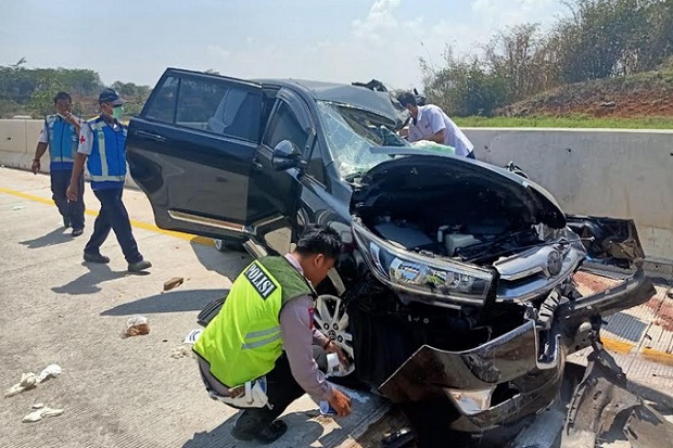 Sopir Ngantuk, Mobil Seruduk Truk Tronton di Tol Batang 3 Tewas