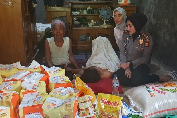 Aksi Sosial Kapolsek Cantik di Karawang Ini Menyentuh Hati