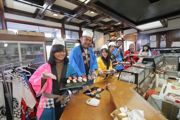 Serunya Belajar Membuat Sushi di Shinminato Sushi Academy
