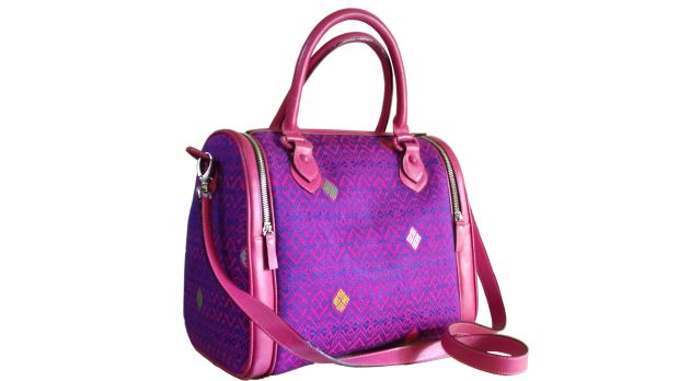Tampil Modern dengan Fashion Item Bercorak Etnik