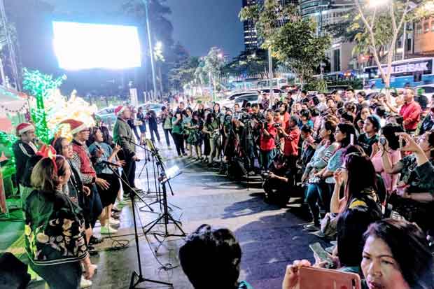 Anies Tinjau Kegiatan Christmas Carol di Dukuh Atas Pakai Sepeda