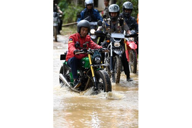 Tunggangi Motor Custom, Jokowi Jajal Perbatasan Kalimantan