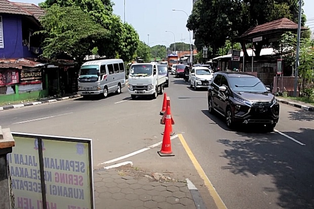 Pantura Macet Parah, Petugas Alihkan Kendaraan ke Jalur Alternatif