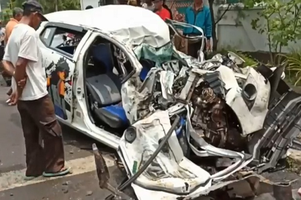 Truk Pengangkut Ekskavator Tabrak 5 Kendaraan di Pasuruan, 7 Tewas