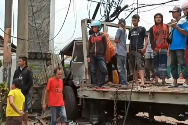 Truk Pengangkut Ekskavator Tabrak 5 Kendaraan di Pasuruan, 7 Tewas
